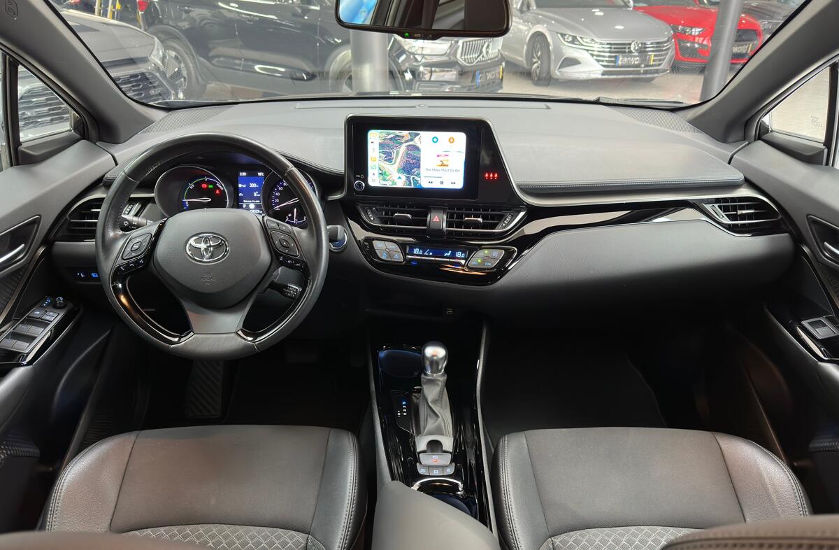 TOYOTA C-HR 2.0 Hybrid Square Collection