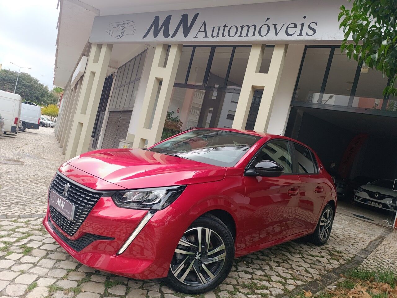 Peugeot 208 1.2 PureTech Allure EAT8 com 11 200 km por 19 850 € MN Automóveis | Lisboa
