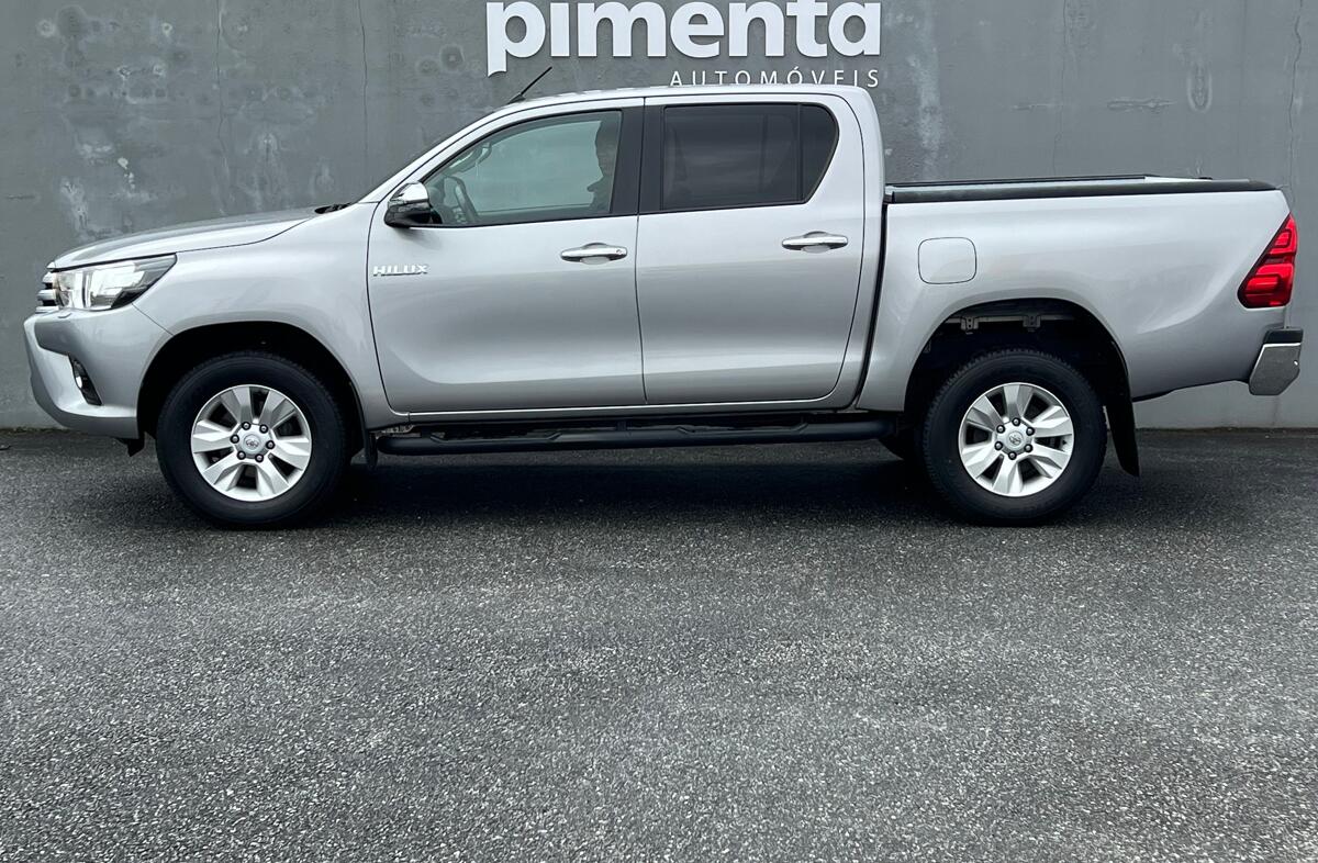 TOYOTA Hilux 2.4 D-4D 2WD CD Tracker