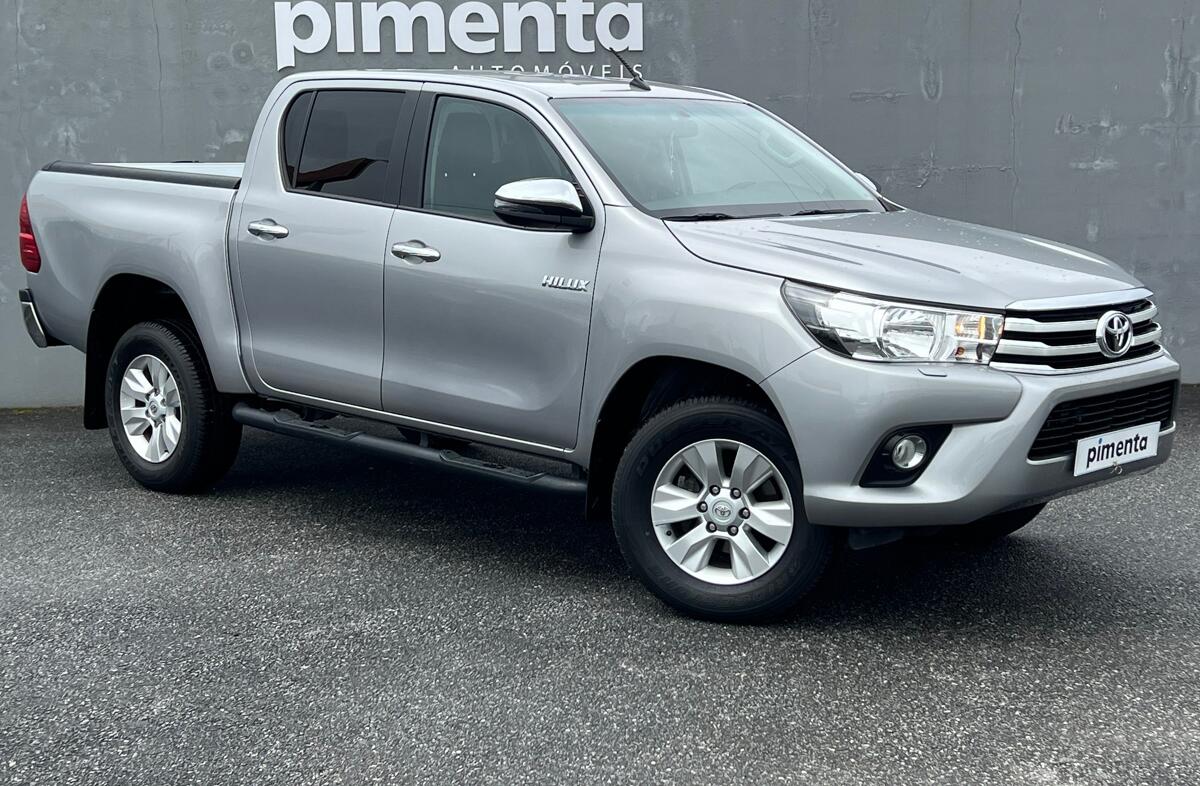 TOYOTA Hilux 2.4 D-4D 2WD CD Tracker