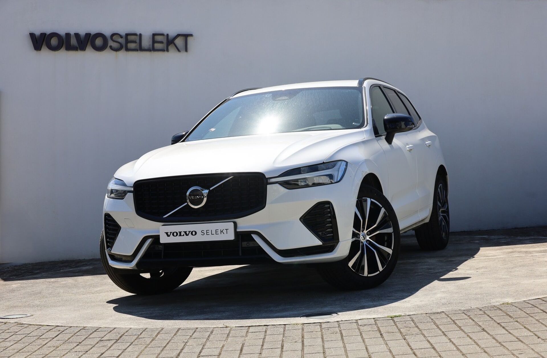 VOLVO XC60 2.0 B4 Plus Dark