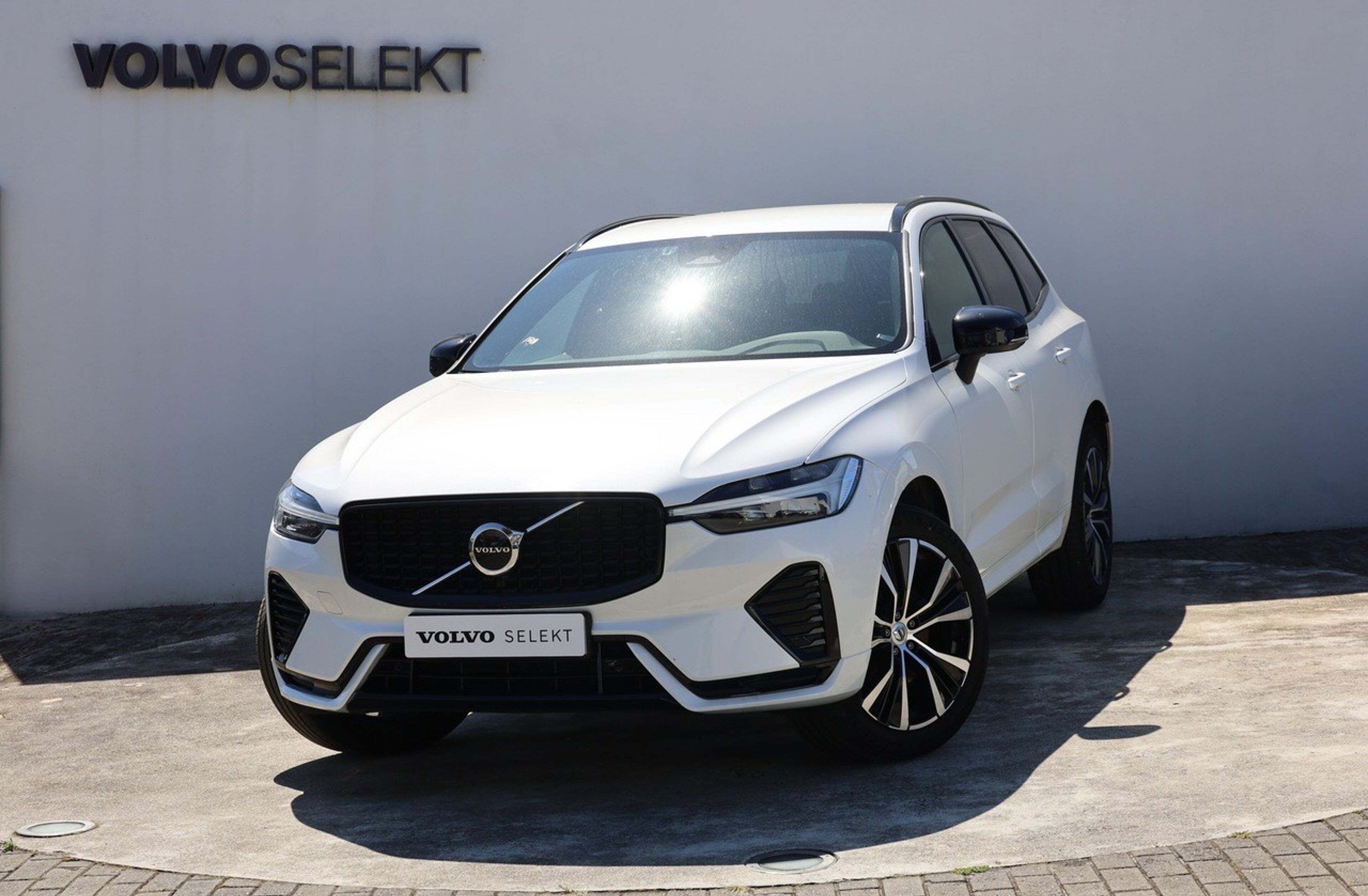 VOLVO XC60 2.0 B4 Plus Dark