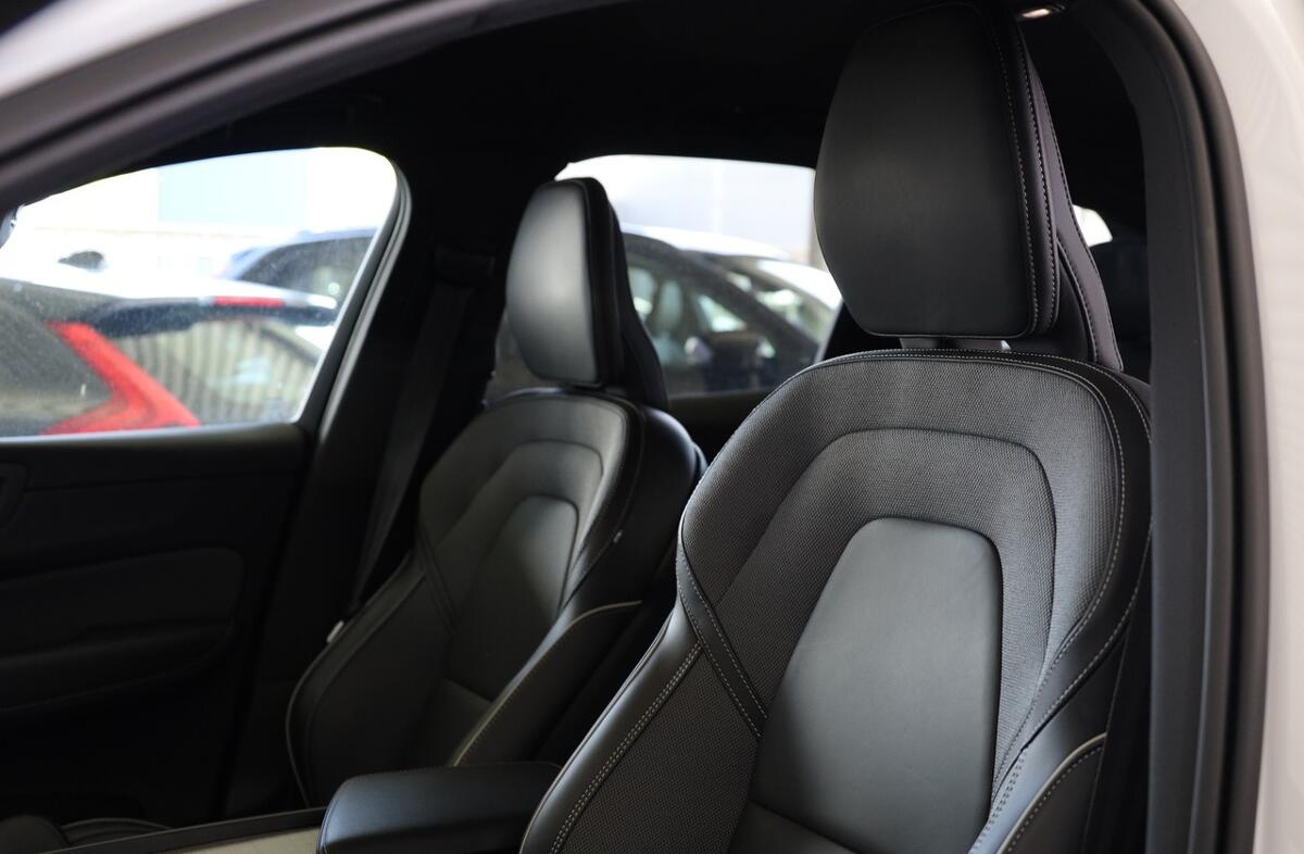 VOLVO XC60 2.0 B4 Plus Dark