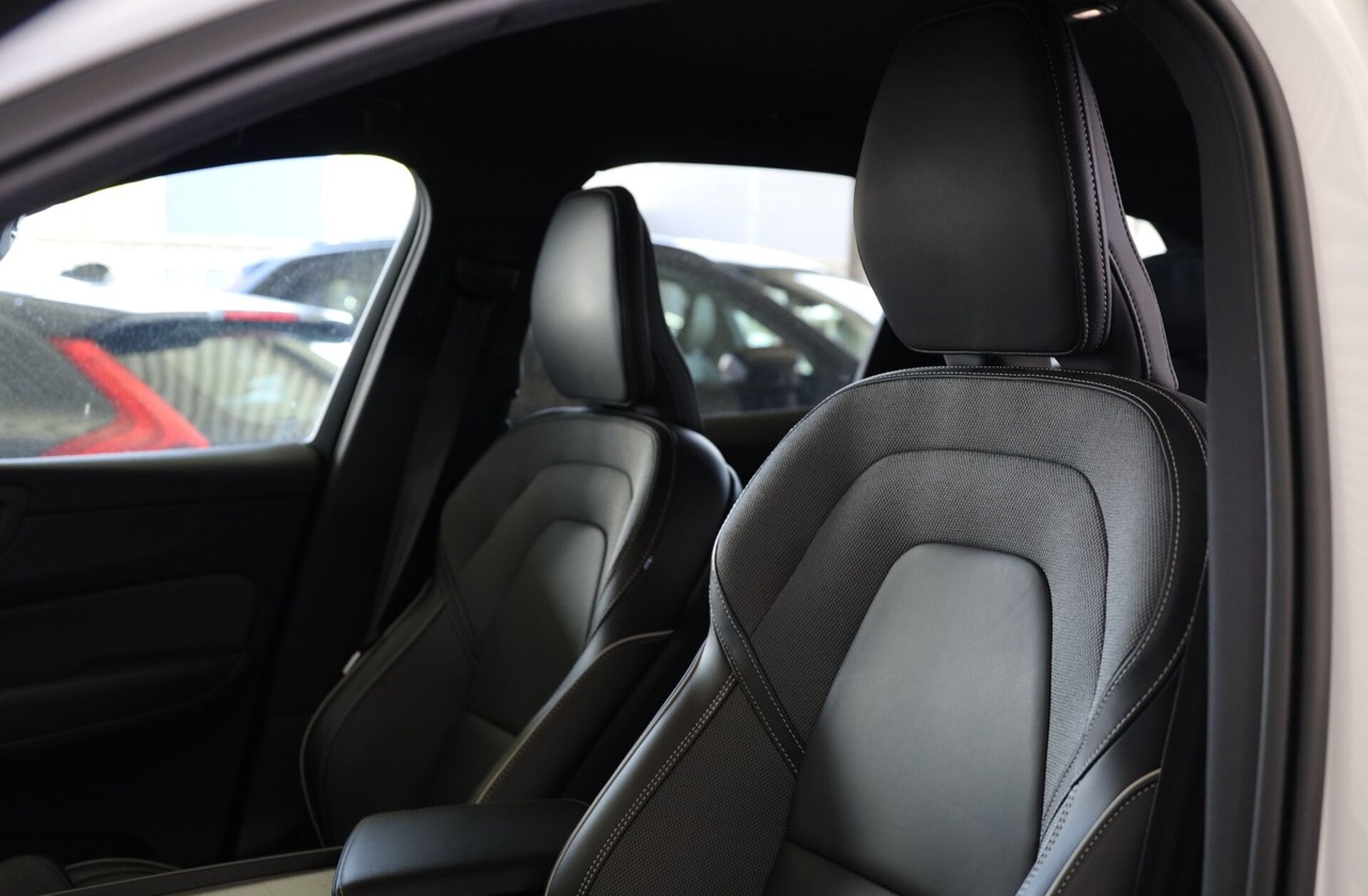 VOLVO XC60 2.0 B4 Plus Dark