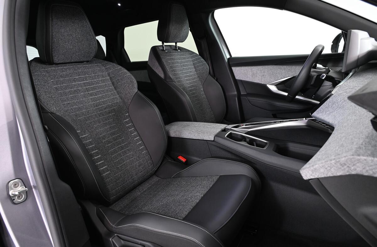 PEUGEOT 5008 1.2 Hybrid Allure e-DCS6