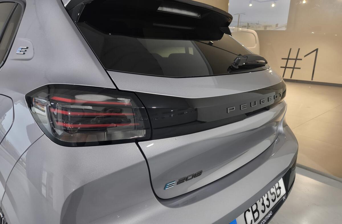 PEUGEOT 208 e- 51 kWh GT