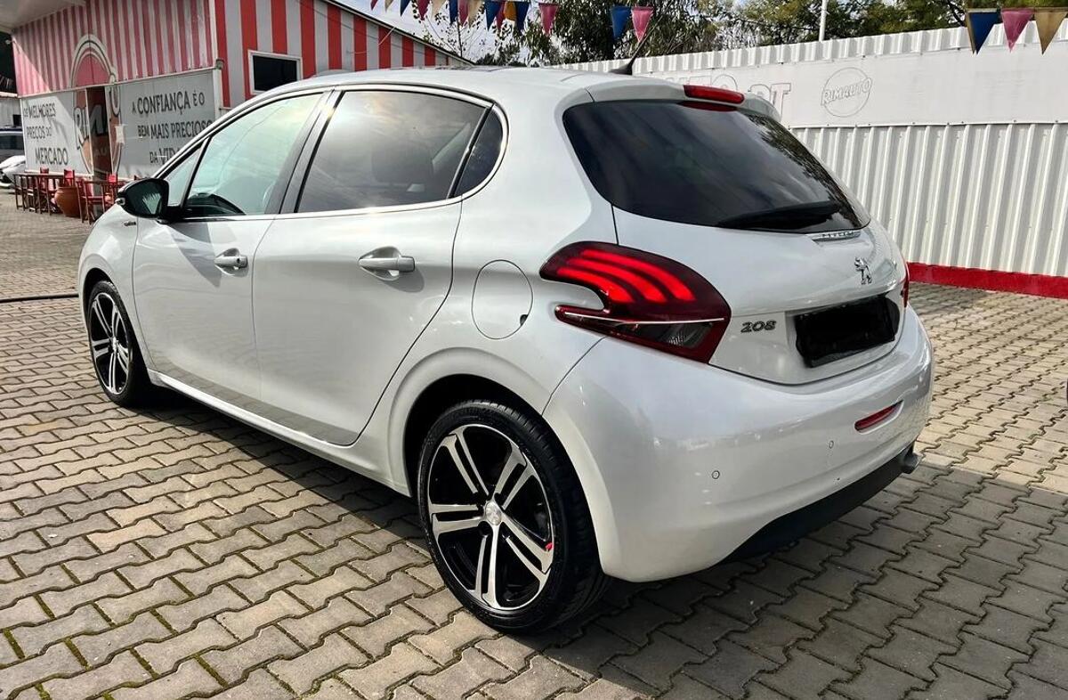 PEUGEOT 208 1.2 PureTech GT Line EAT6