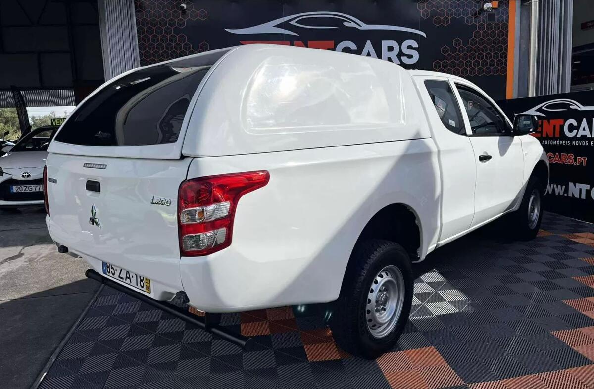 MITSUBISHI L 200 2.4 DI-D CD Invite 4WD