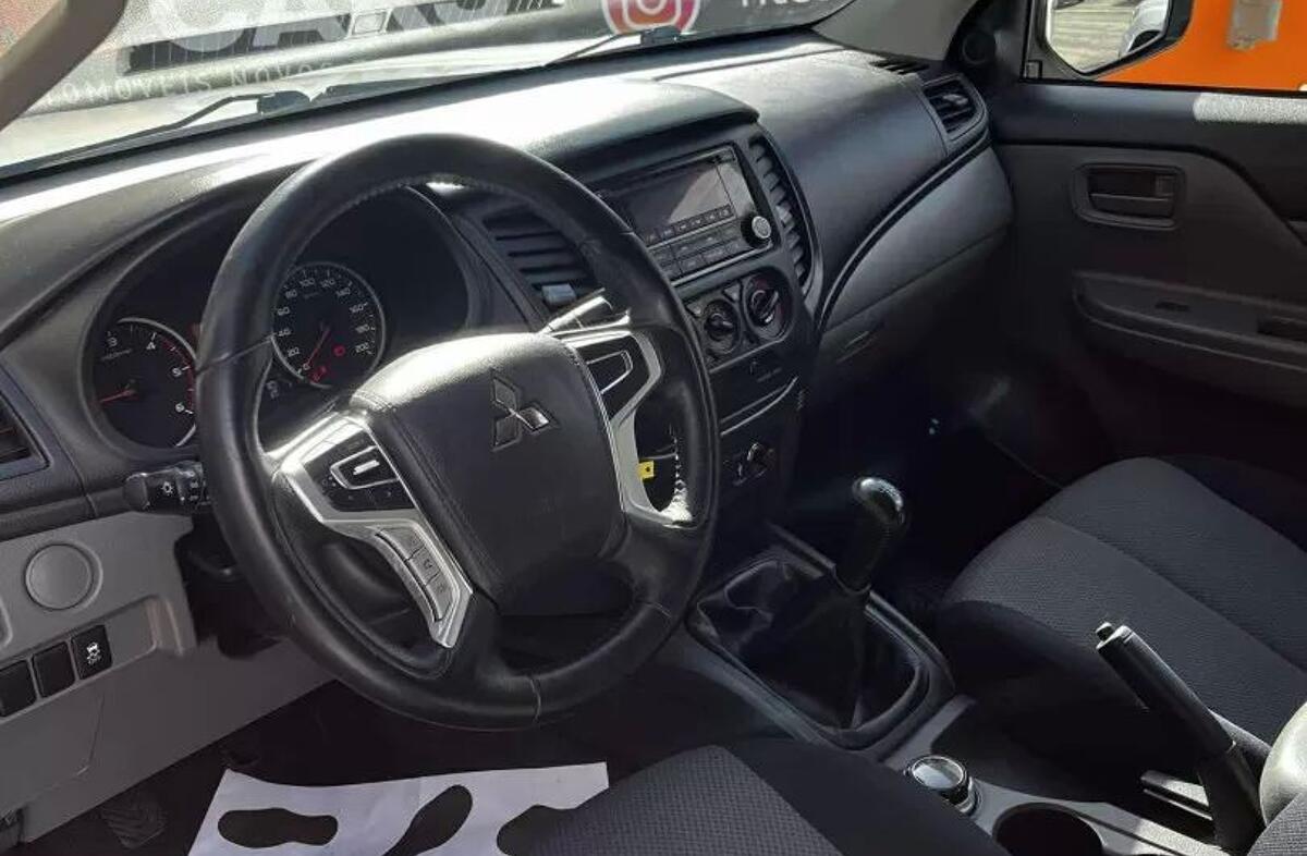 MITSUBISHI L 200 2.4 DI-D CD Invite 4WD