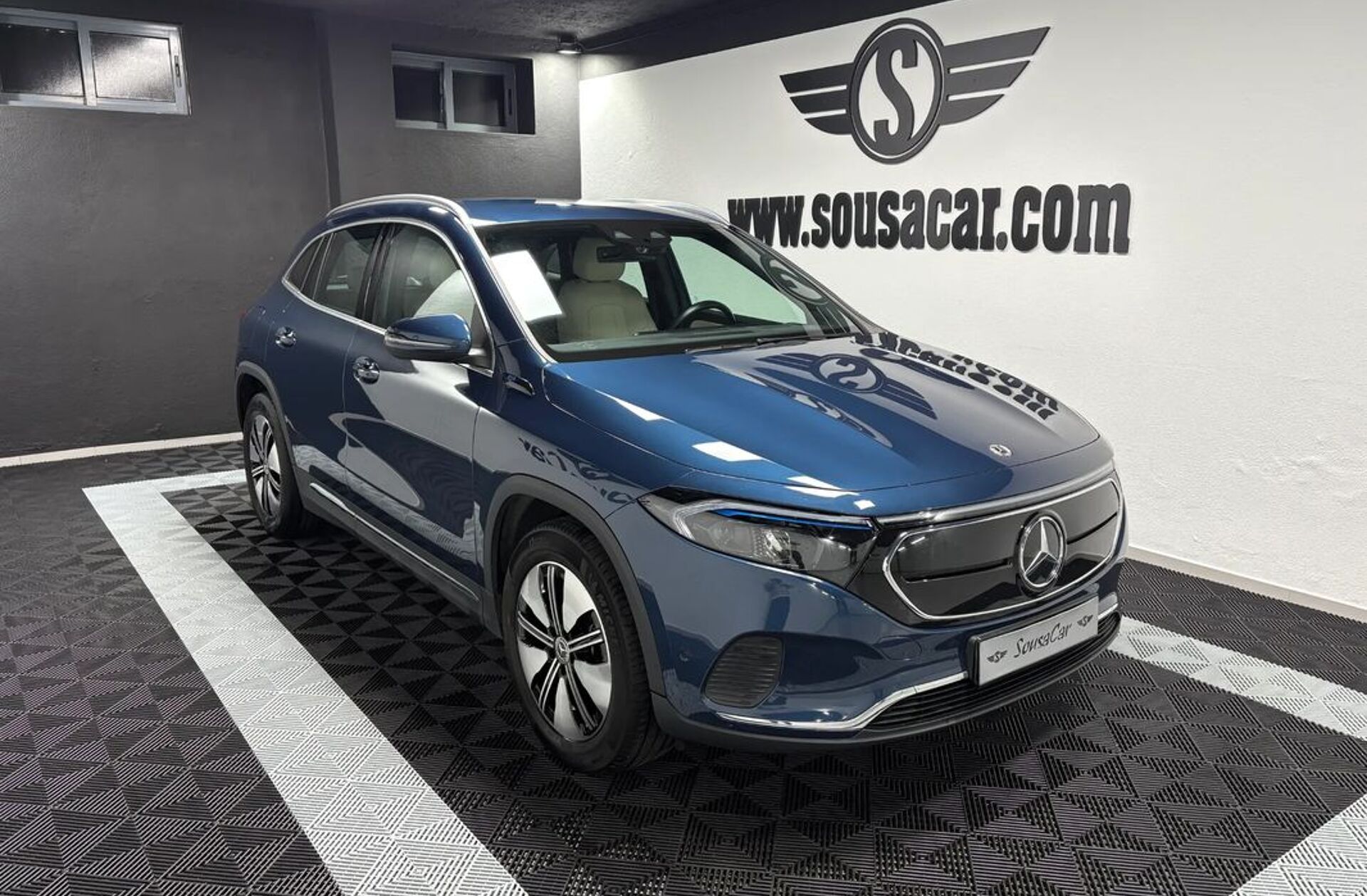 MERCEDES EQA 250+ Electric Art