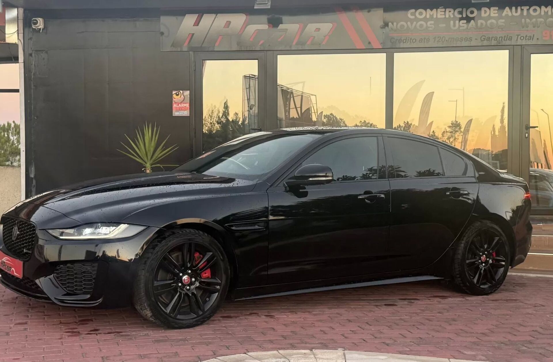 JAGUAR XE 2.0 D200 R-Dynamic S