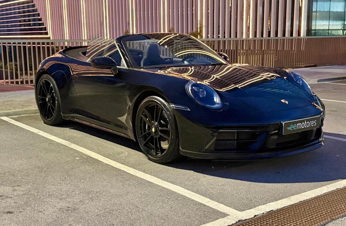 PORSCHE 911 Carrera GTS