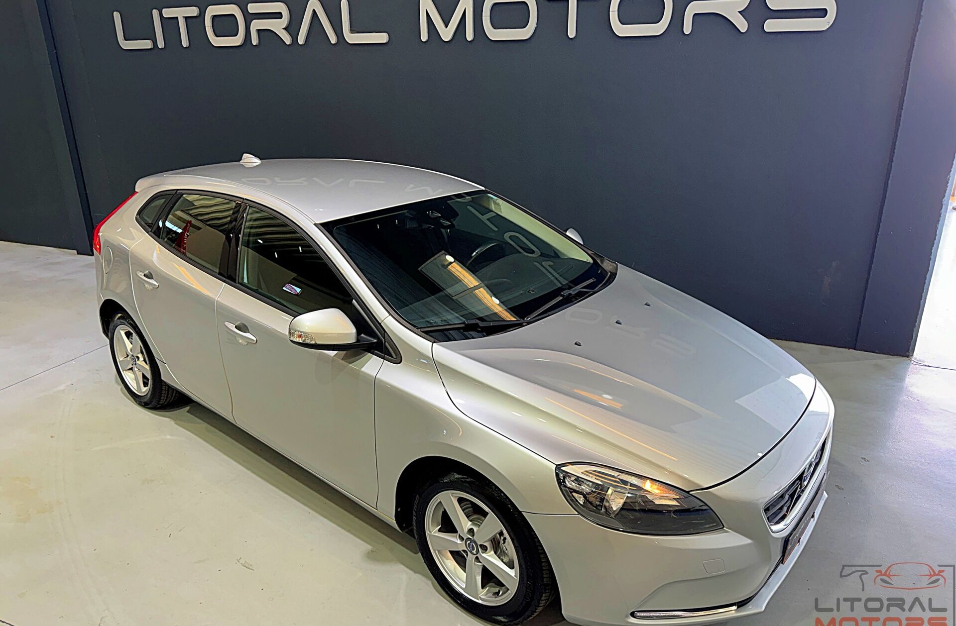 VOLVO V40 1.6 D2 Momentum Powershift