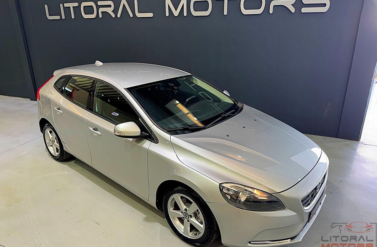 VOLVO V40 1.6 D2 Momentum Powershift