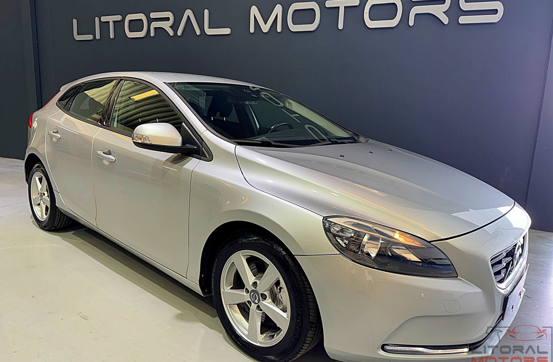 VOLVO V40 1.6 D2 Momentum Powershift