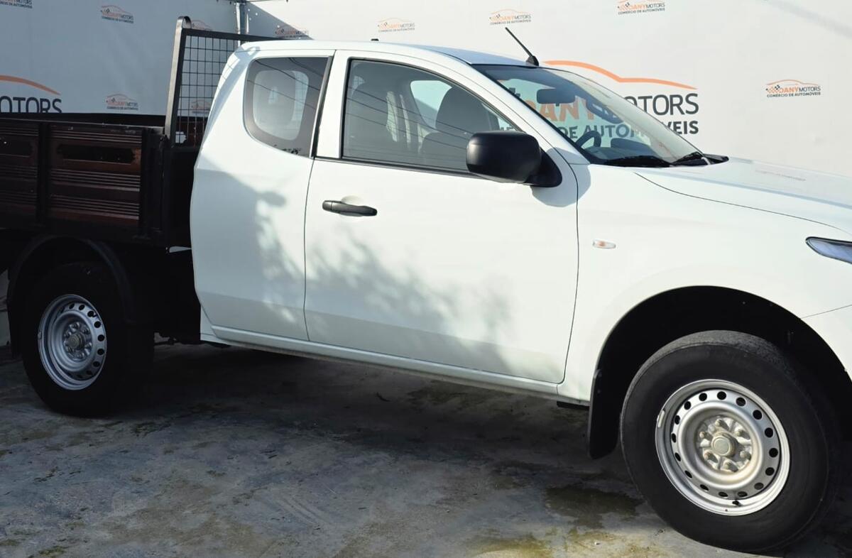 MITSUBISHI L 200 2.4 DI-D CD Invite 4WD