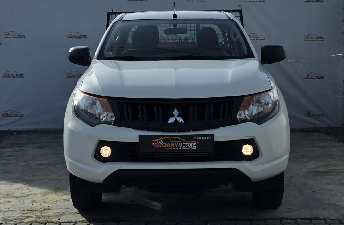 MITSUBISHI L 200 2.4 DI-D CD Invite 4WD