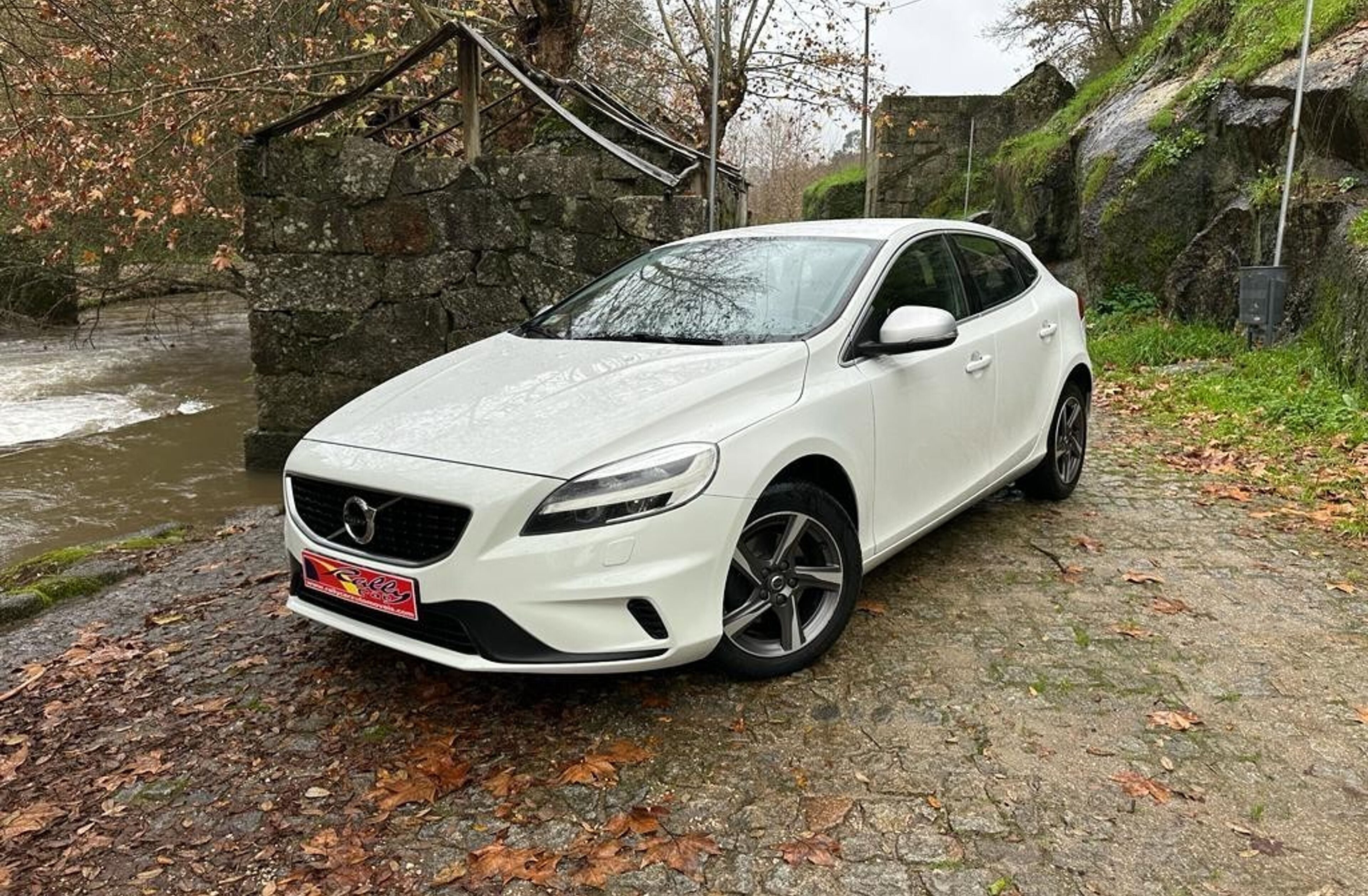 VOLVO V40 2.0 D3 R-Design