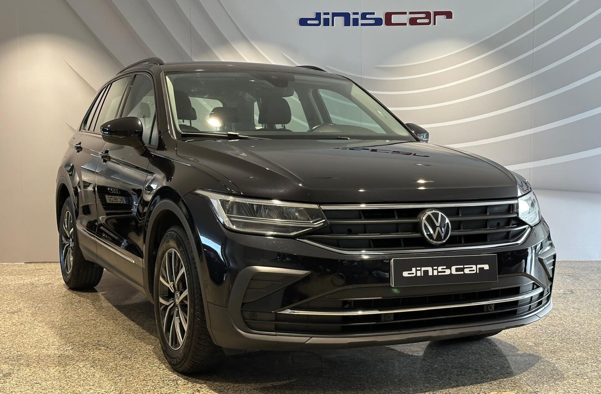 VOLKSWAGEN Tiguan Outro