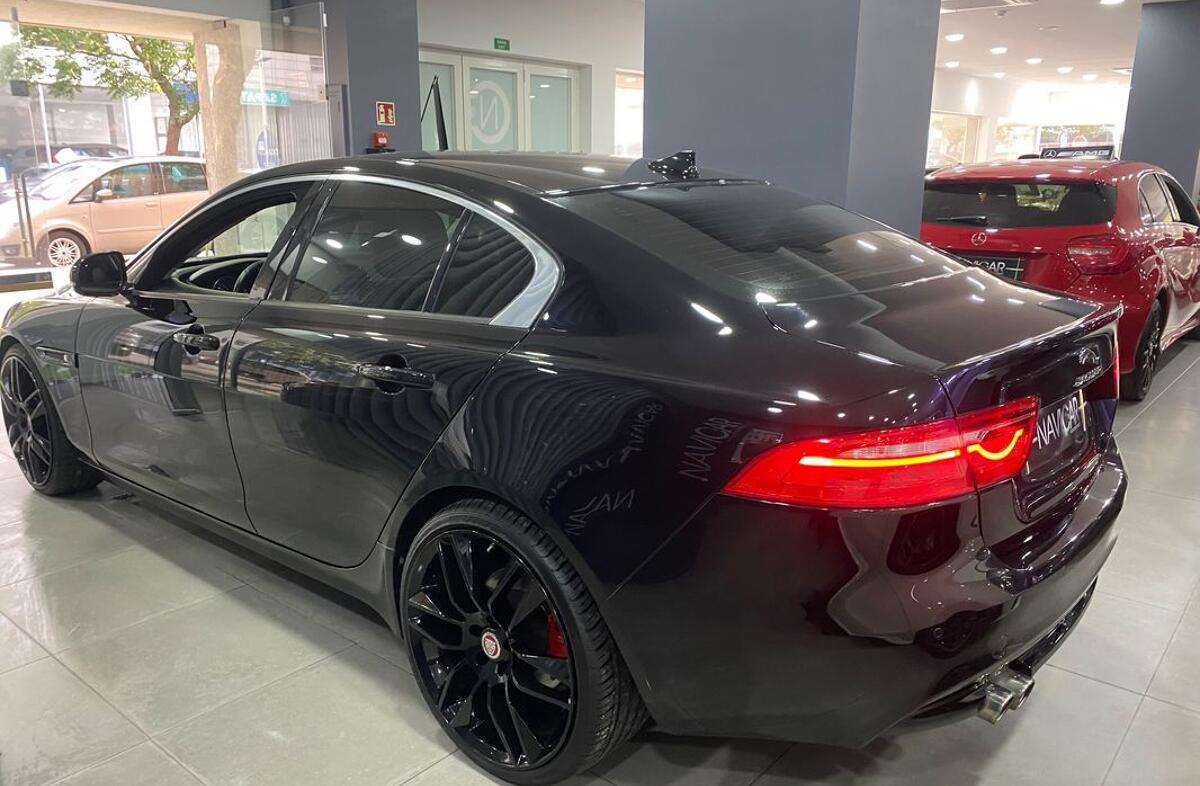 JAGUAR XE 2.0 D Portfolio Aut.