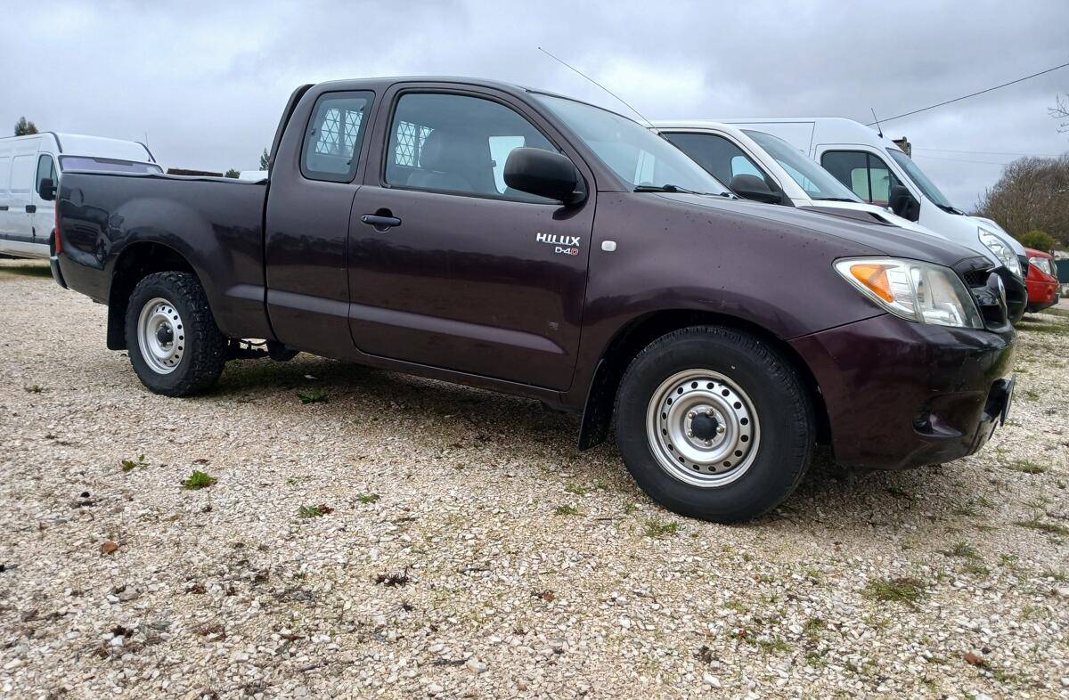 TOYOTA Hilux 2.5 D-4D 2WD CE