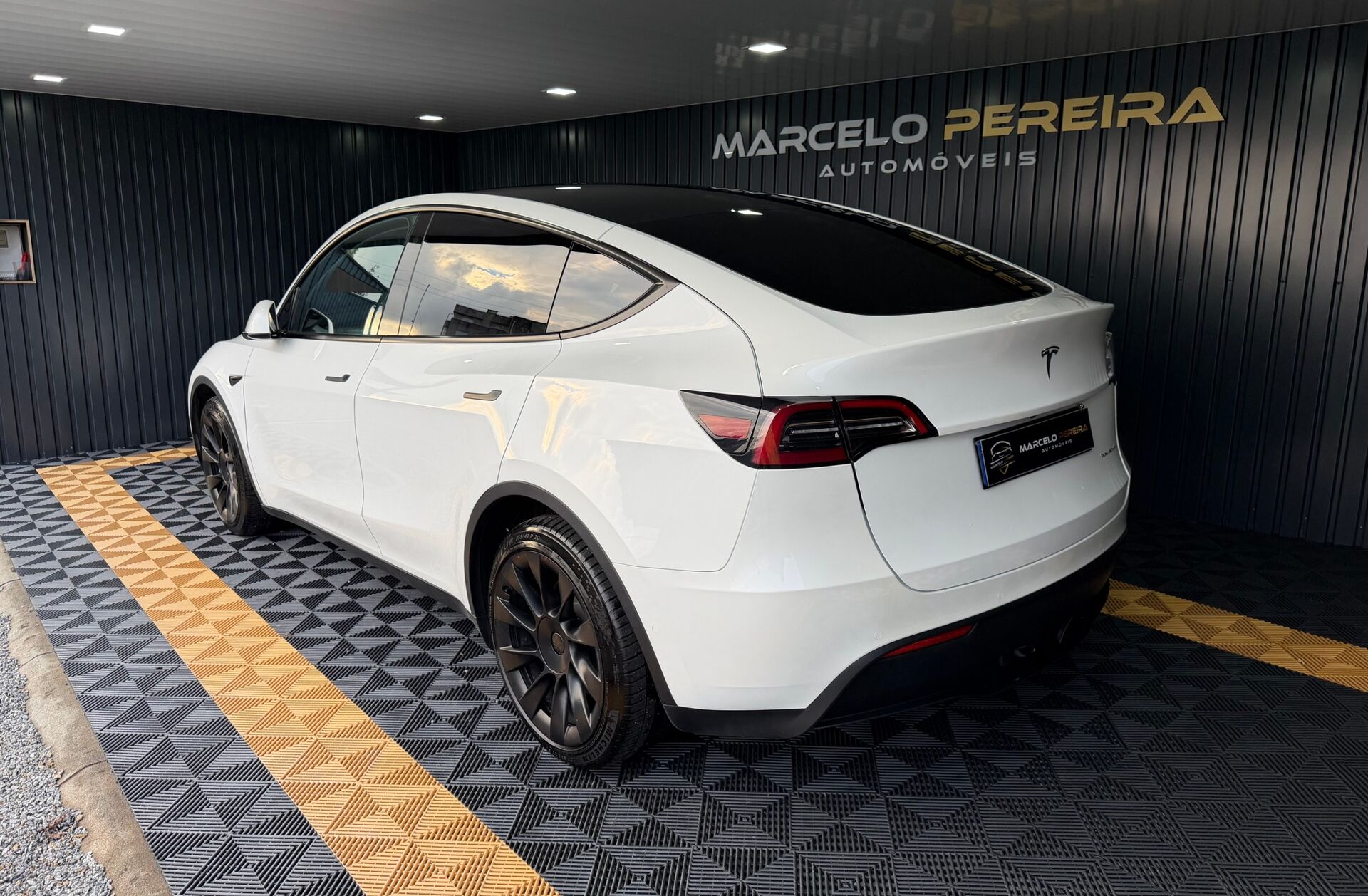 TESLA Model Y Long Range Tração Integral