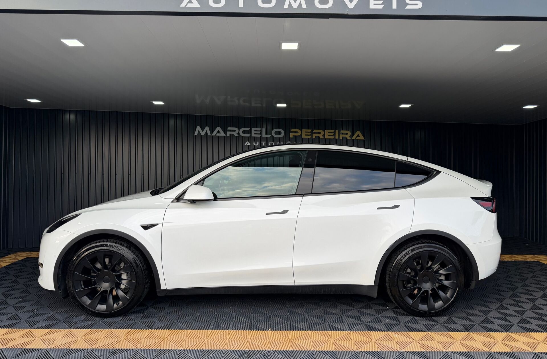 TESLA Model Y Long Range Tração Integral