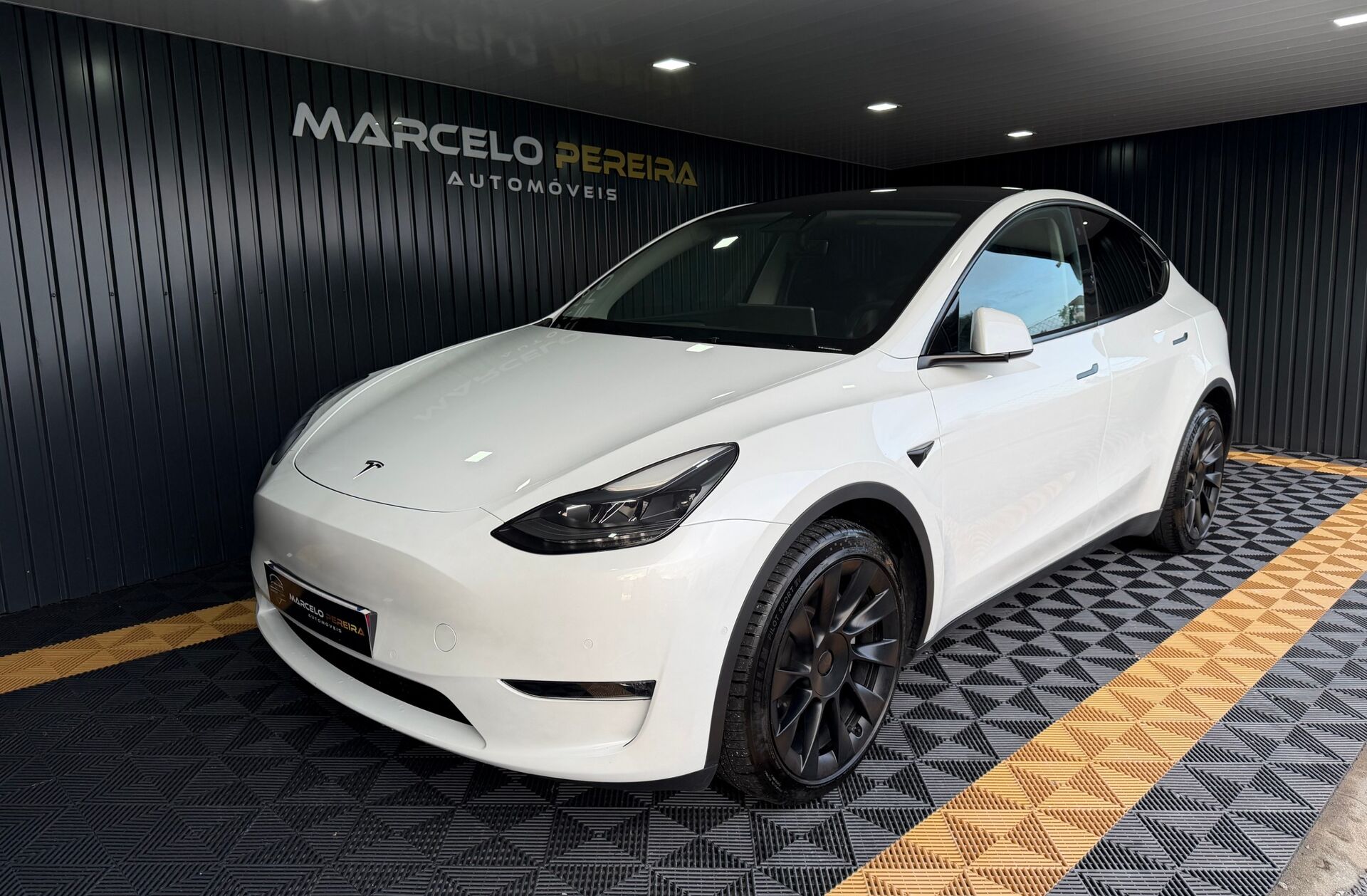 TESLA Model Y Long Range Tração Integral