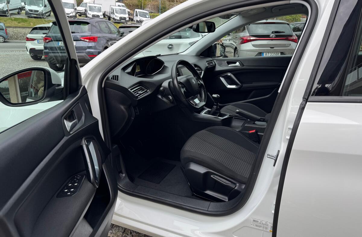 PEUGEOT 308 1.5 BlueHDi Business Line