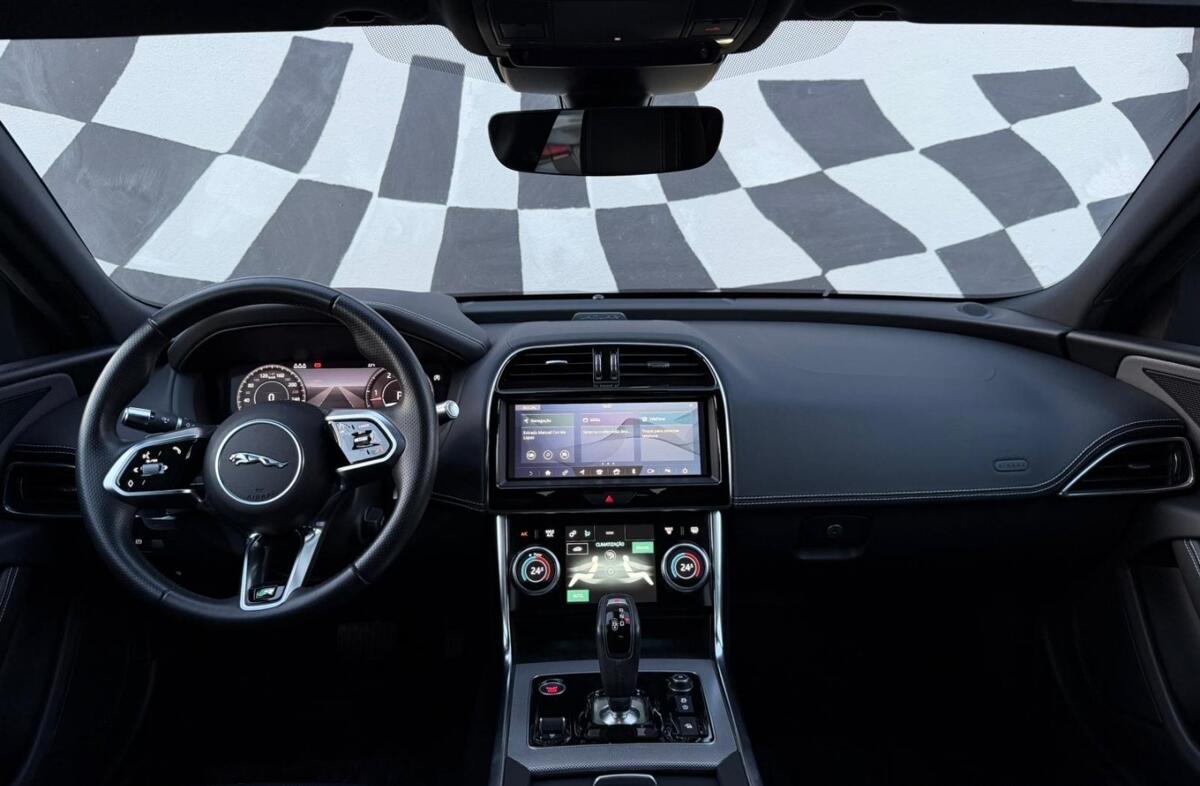 JAGUAR XE 2.0 D R-Dynamic S