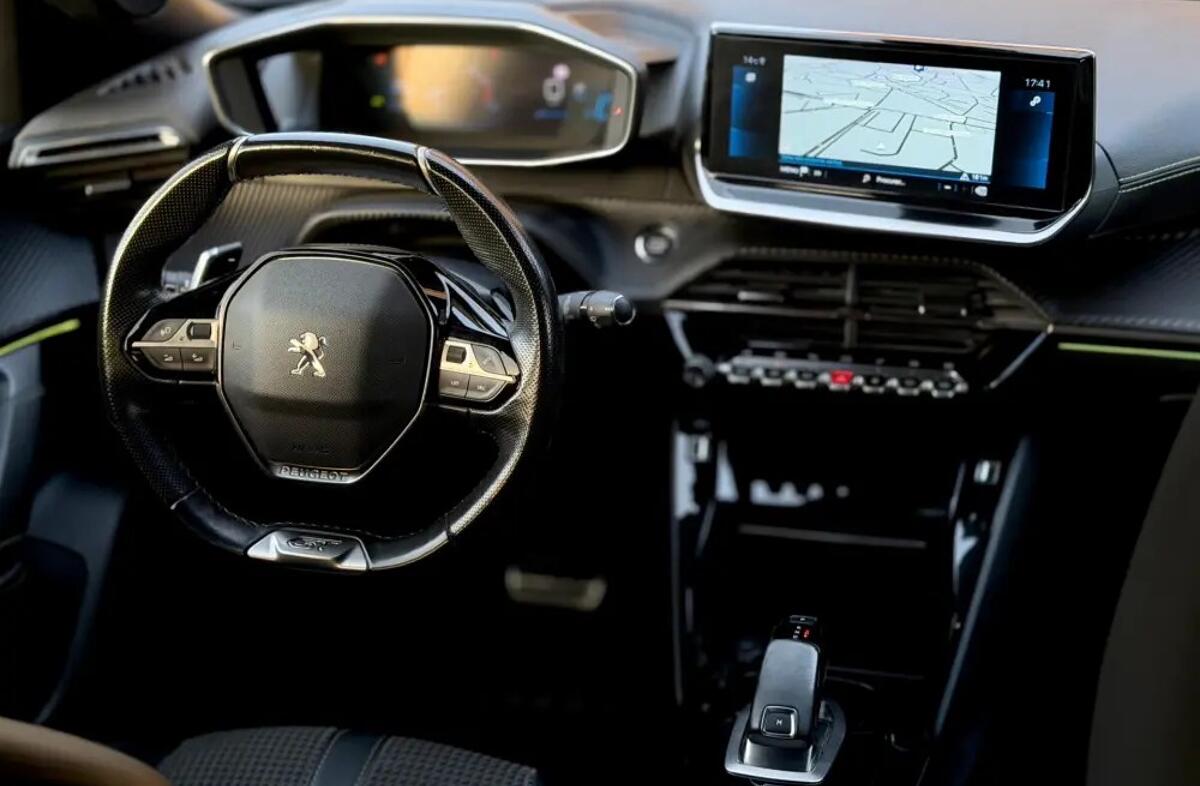 PEUGEOT 2008 1.2 PureTech GT EAT8