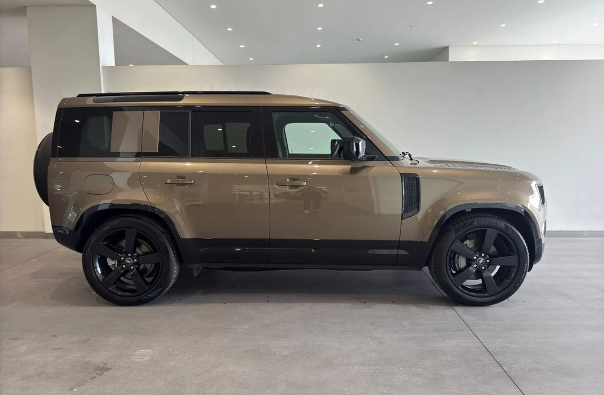 LAND ROVER Defender 2.0 P300e 110 AWD X-Dynamic SE