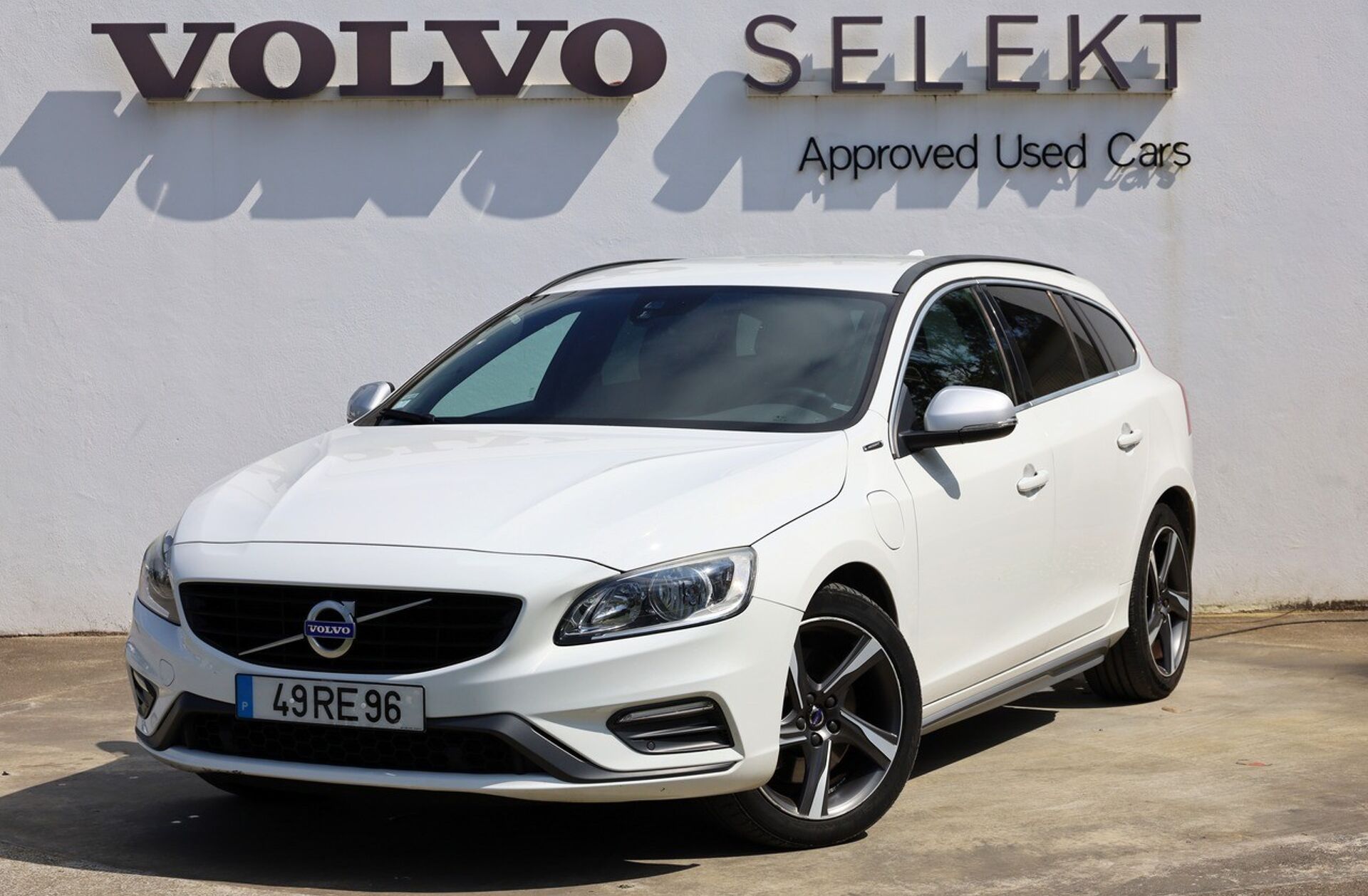 VOLVO V60 2.4 D6 R-Design Mom.AWD Phev