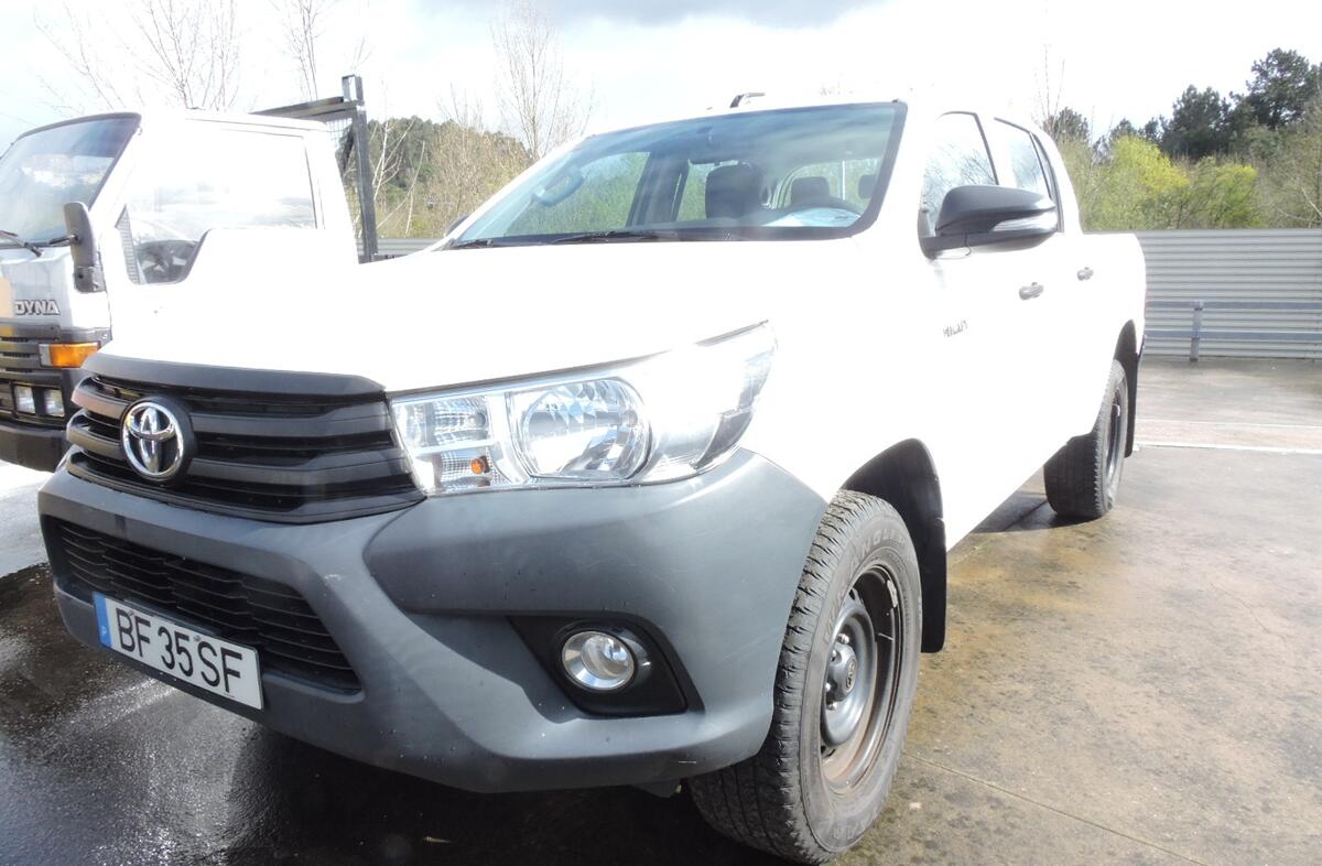 TOYOTA Hilux 2.4 D-4D 4WD CD Tracker