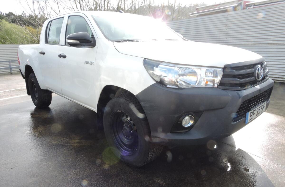 TOYOTA Hilux 2.4 D-4D 4WD CD Tracker