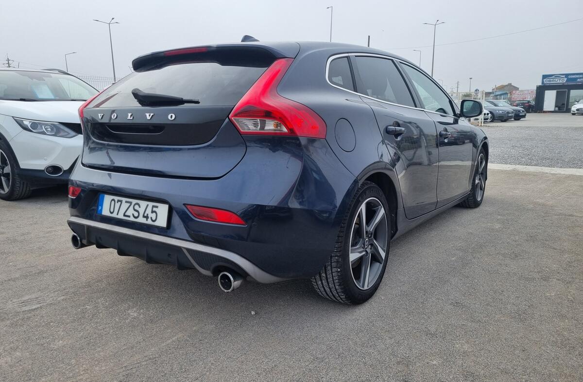 VOLVO V40 1.6 D2 R-Design