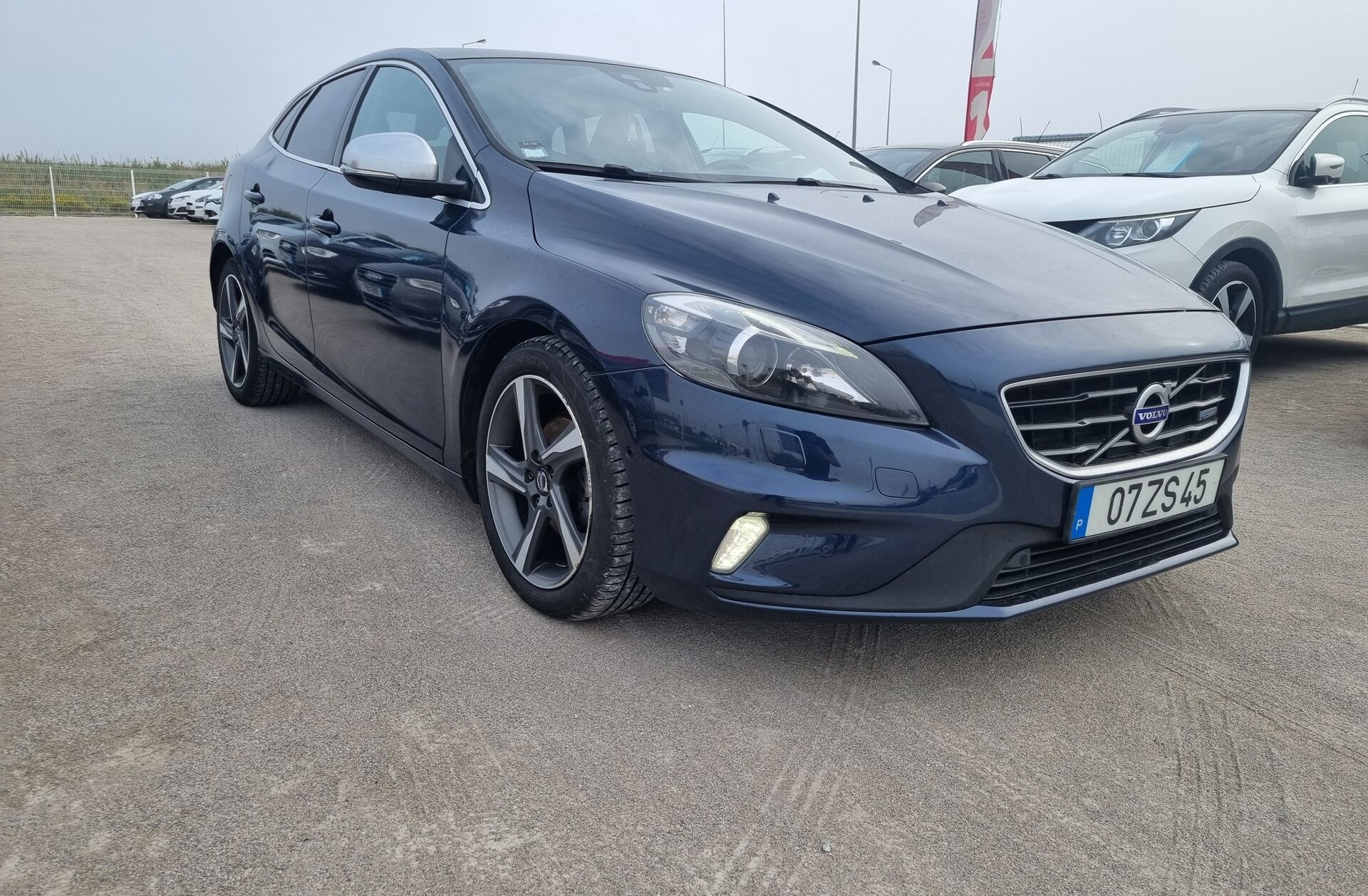VOLVO V40 1.6 D2 R-Design