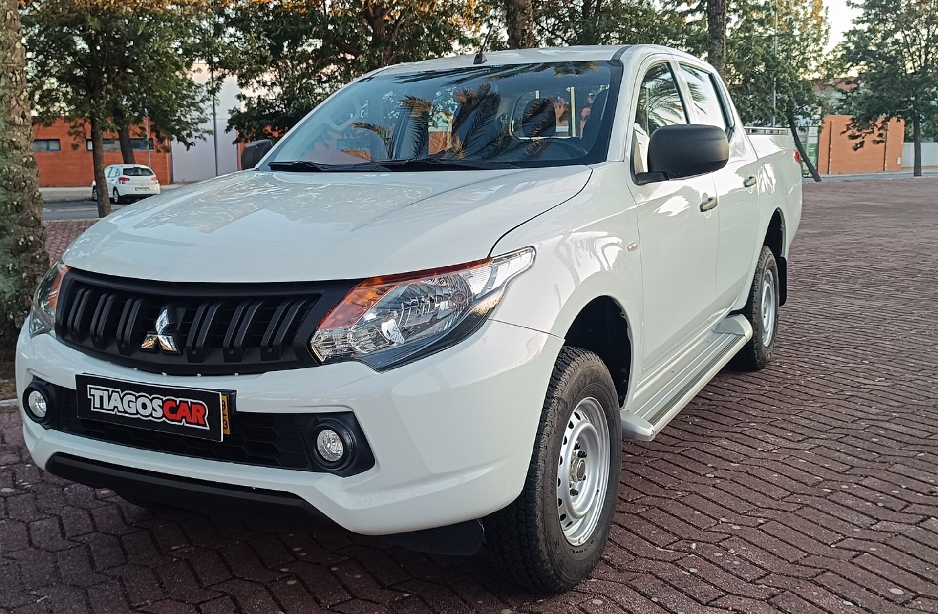 MITSUBISHI L 200 2.4 DI-D CD Invite 2WD