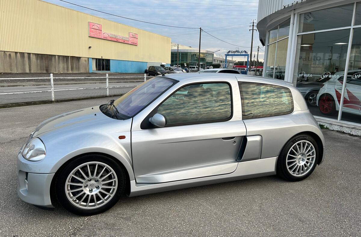 RENAULT Clio 3.0 V6 Sport