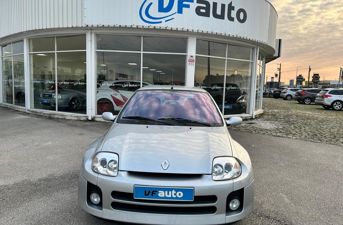 RENAULT Clio 3.0 V6 Sport