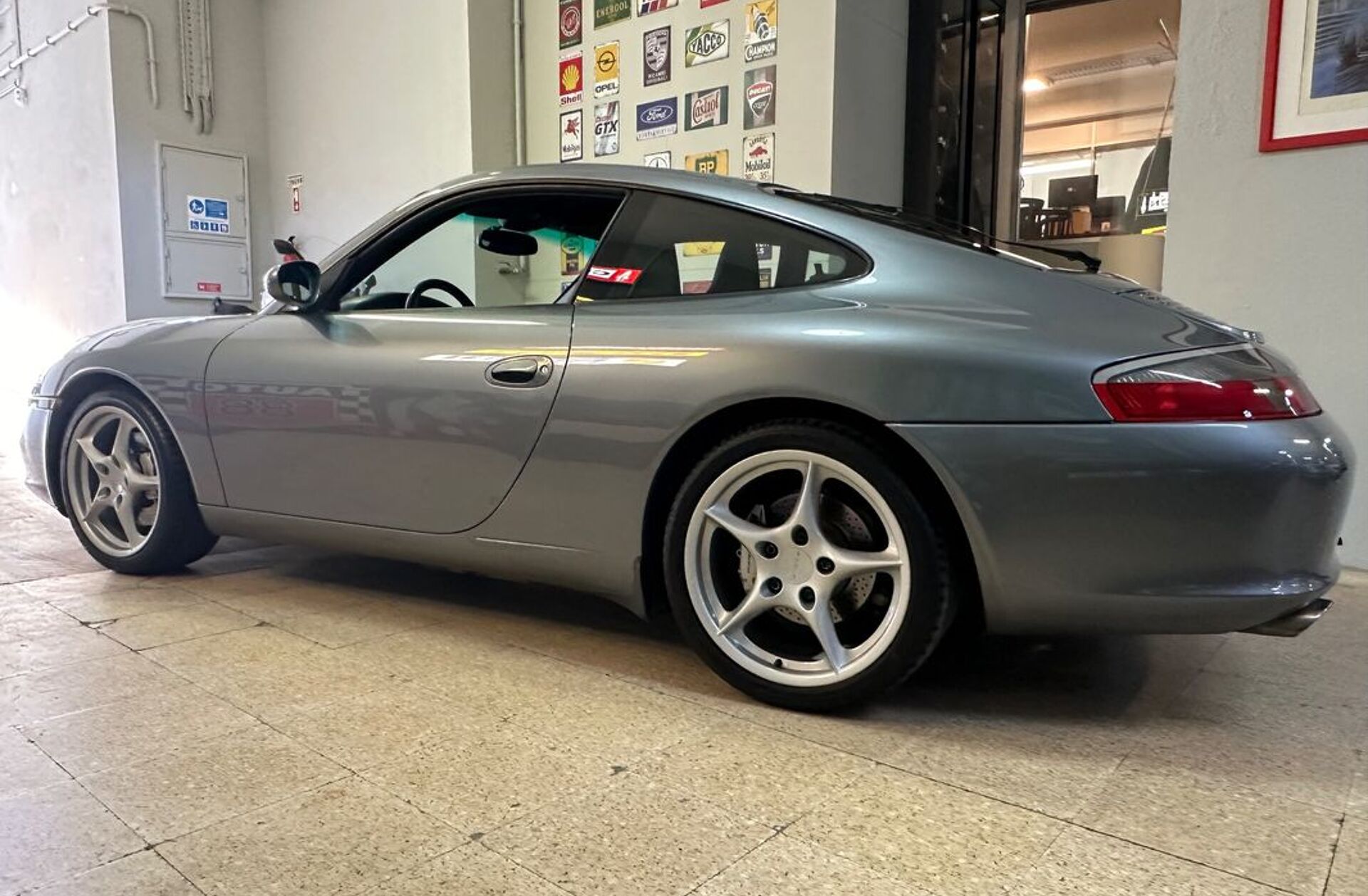 PORSCHE 911 Carrera 4