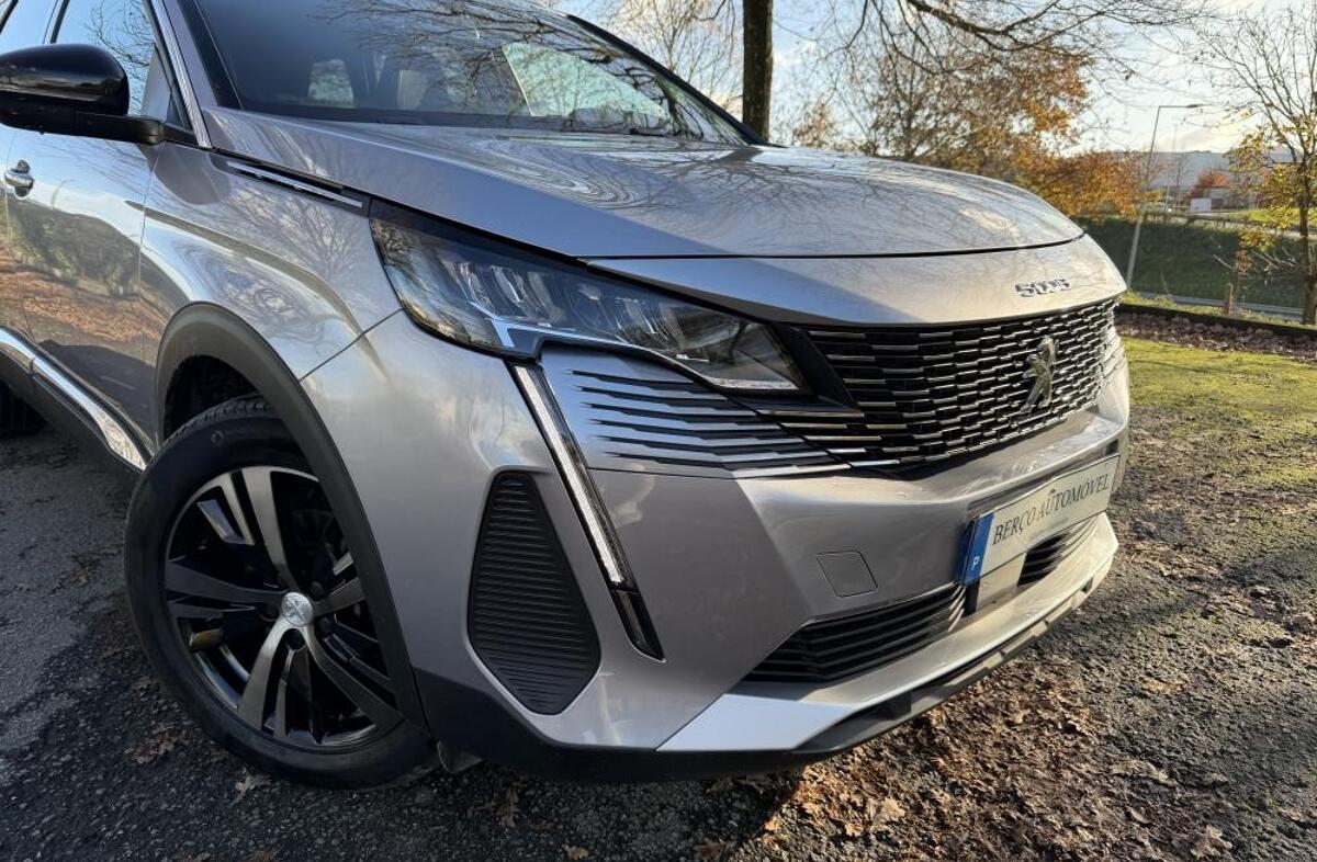 PEUGEOT 5008 1.2 Hybrid Allure Pack e-DCS6