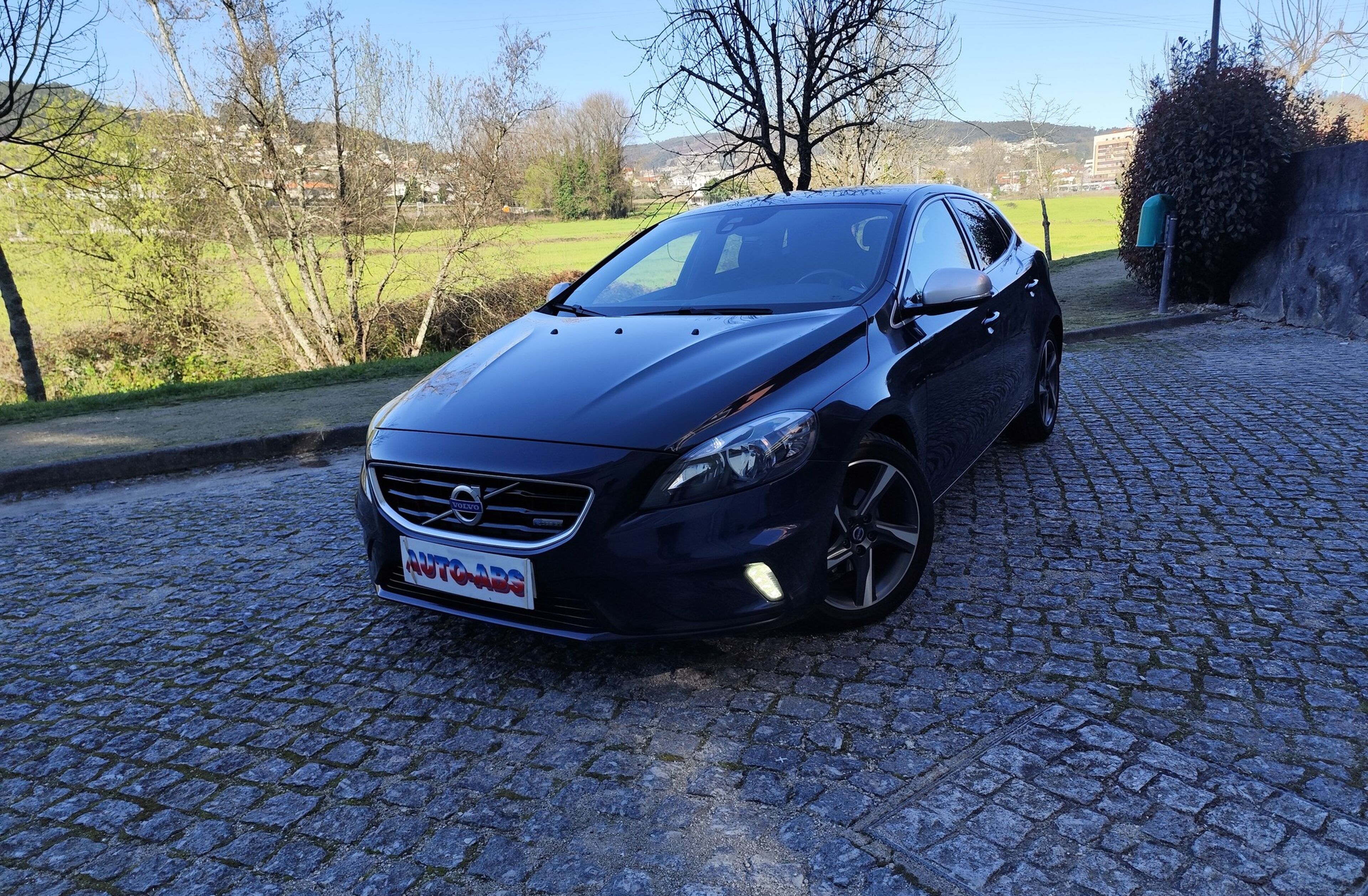 VOLVO V40 1.6 D2 R-Design