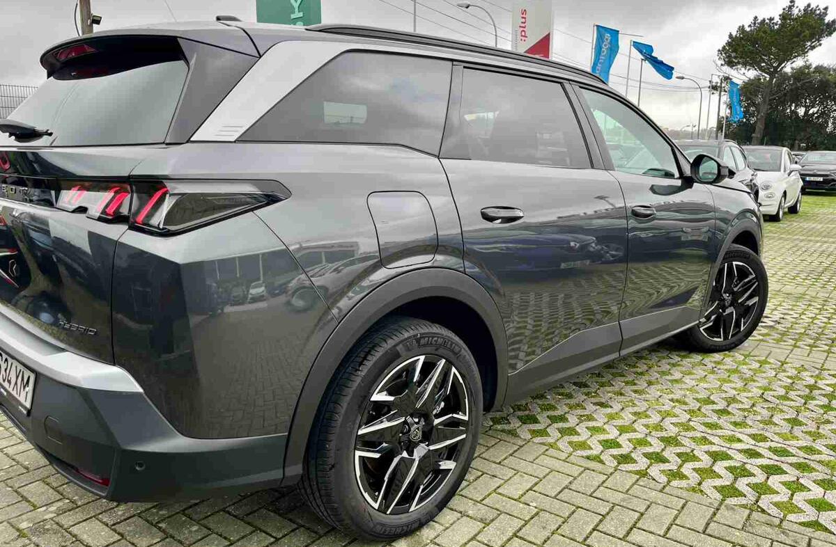 PEUGEOT 5008 1.2 Hybrid Allure e-DCS6