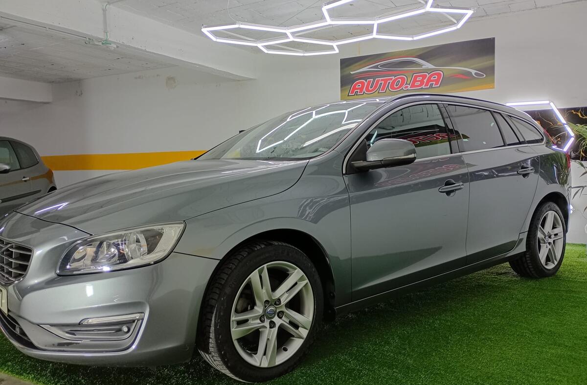 VOLVO V60 2.0 D2 R-Design Momentum