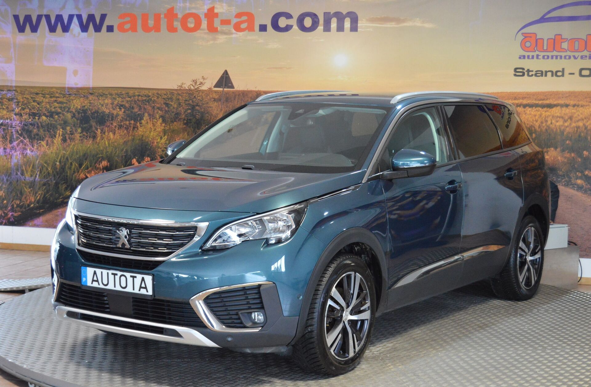 PEUGEOT 5008 1.2 PureTech Allure