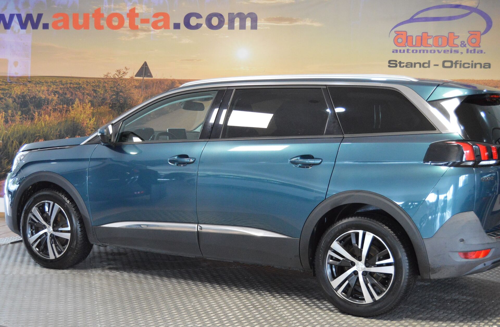PEUGEOT 5008 1.2 PureTech Allure