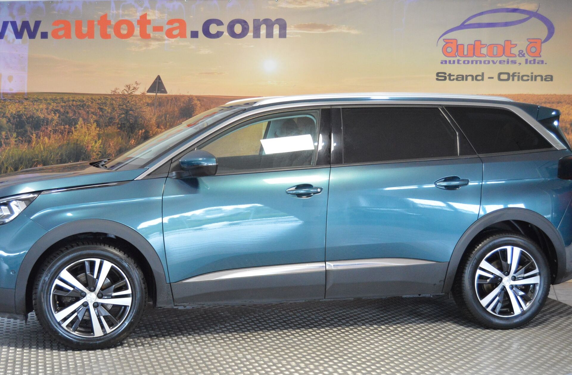 PEUGEOT 5008 1.2 PureTech Allure