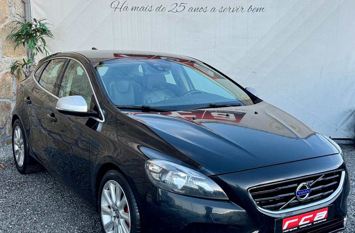 VOLVO V40 1.6 D2 R-Design Momentum