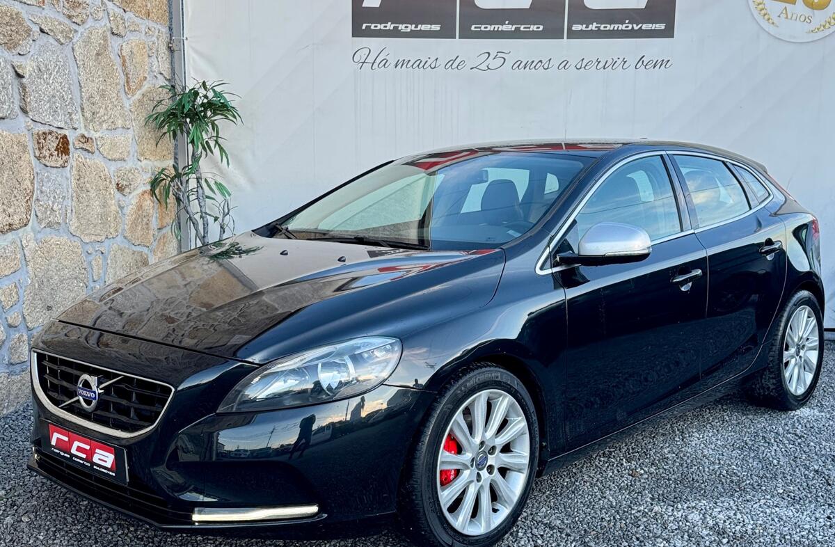 VOLVO V40 1.6 D2 R-Design Momentum